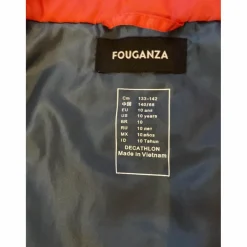 veste sans manche rose (elle parait rouge sur la photo mais elle est rose !)