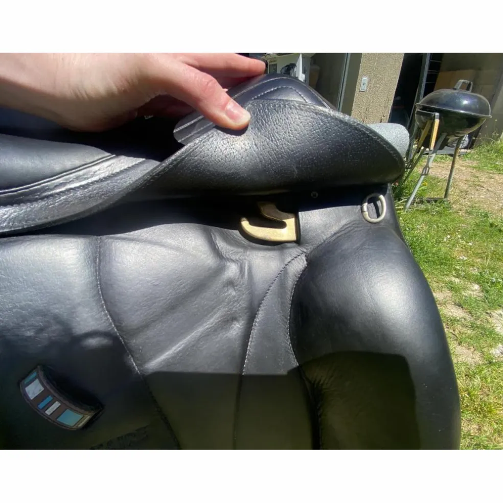 Voltaire Design - Selle Adelaide Noire 18"