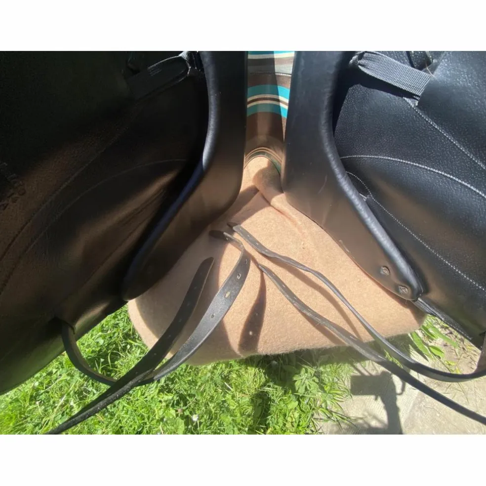 Voltaire Design - Selle Adelaide Noire 18"